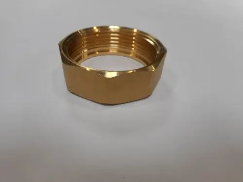 Metallischer Überwurf mit Innengewinde in goldener Farbe, auf einem weißen Hintergrund. Geeignet für Anwendungen von Remeha.
